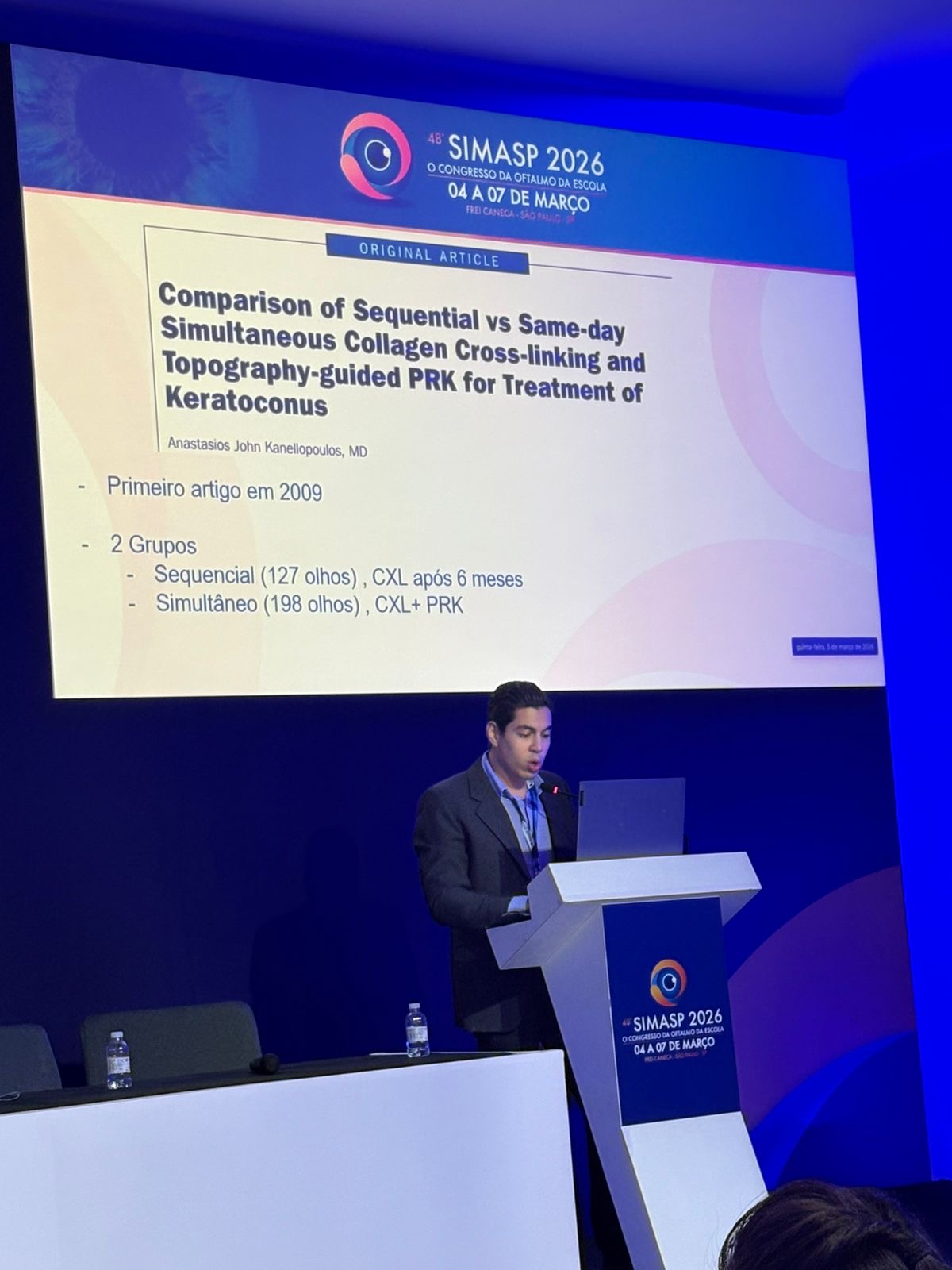 Dr. Rafael Queiroz apresentando trabalho em congresso de oftalmologia